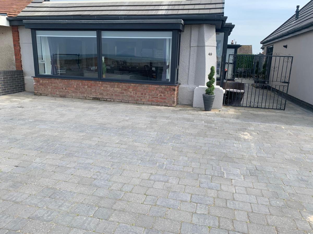 Beach House Apartment On Ground Floor With Sea View - Pet Friendly Cleveleys Exterior foto